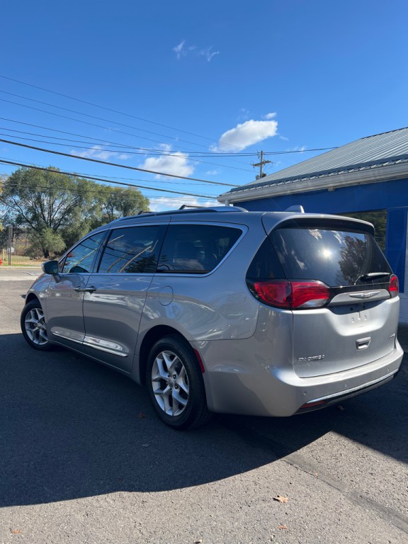 2019 Chrysler Pacifica Image 2