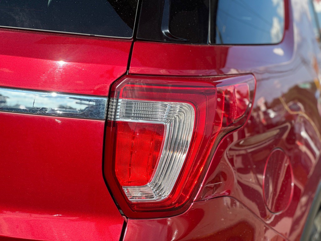 2017 Ford Explorer Image 8