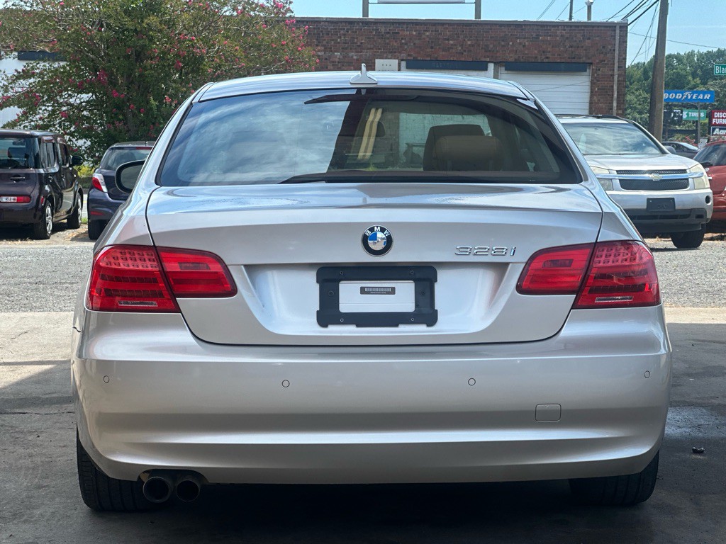 2012 BMW 3 Series Image 5