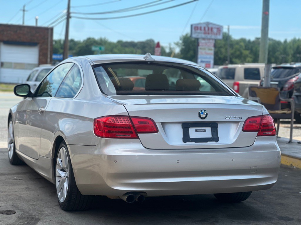 2012 BMW 3 Series Image 8