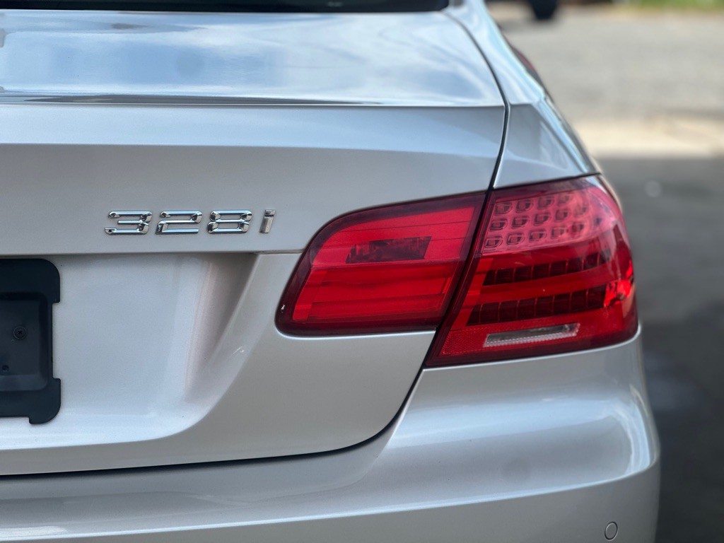 2012 BMW 3 Series Image 9