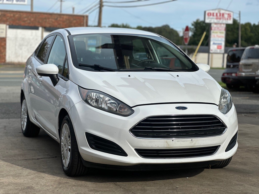 2015 Ford Fiesta Image 1