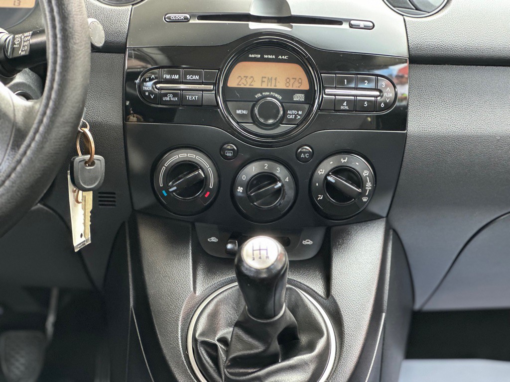 2014 Mazda Mazda2 Image 12