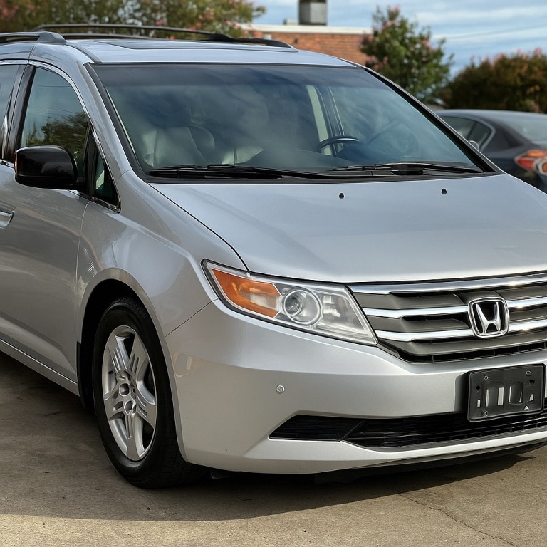 2011 Honda Odyssey Image 2