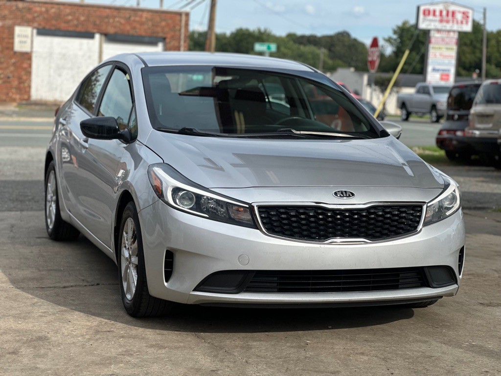 2017 Kia Forte Image 1