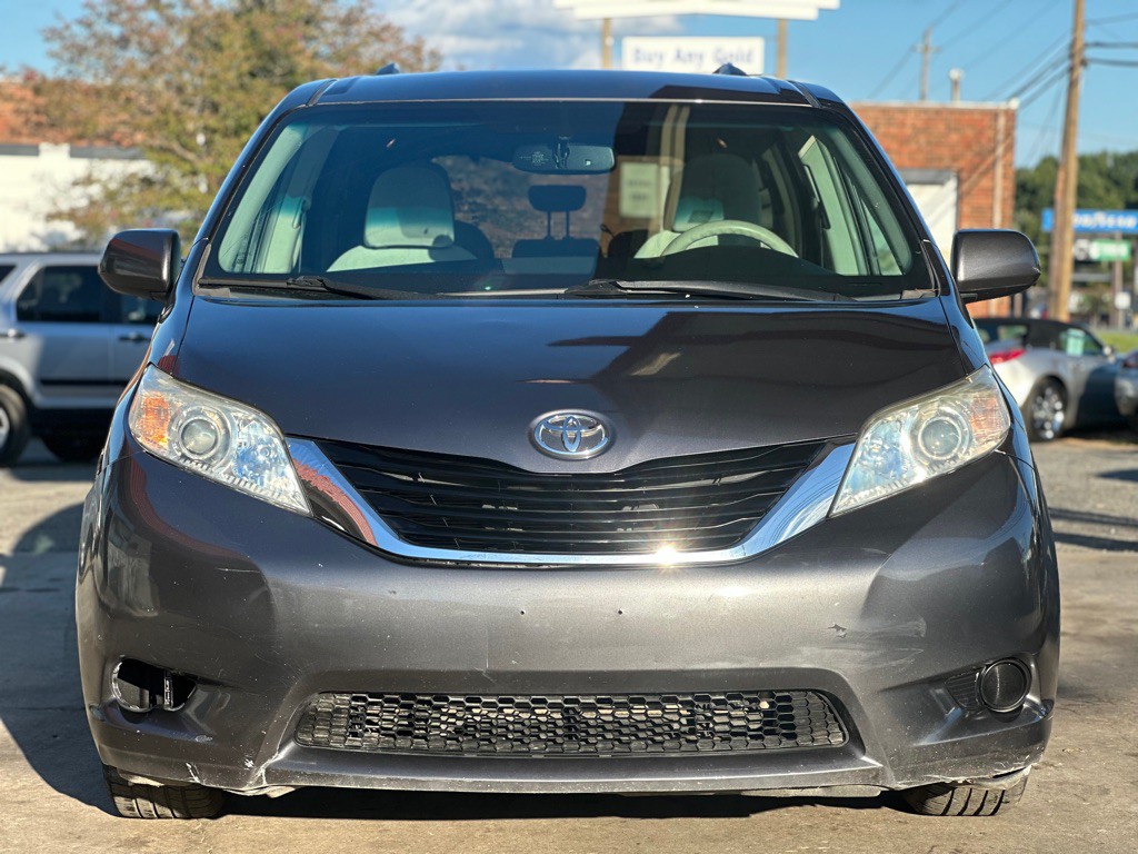 2011 Toyota Sienna Image 2