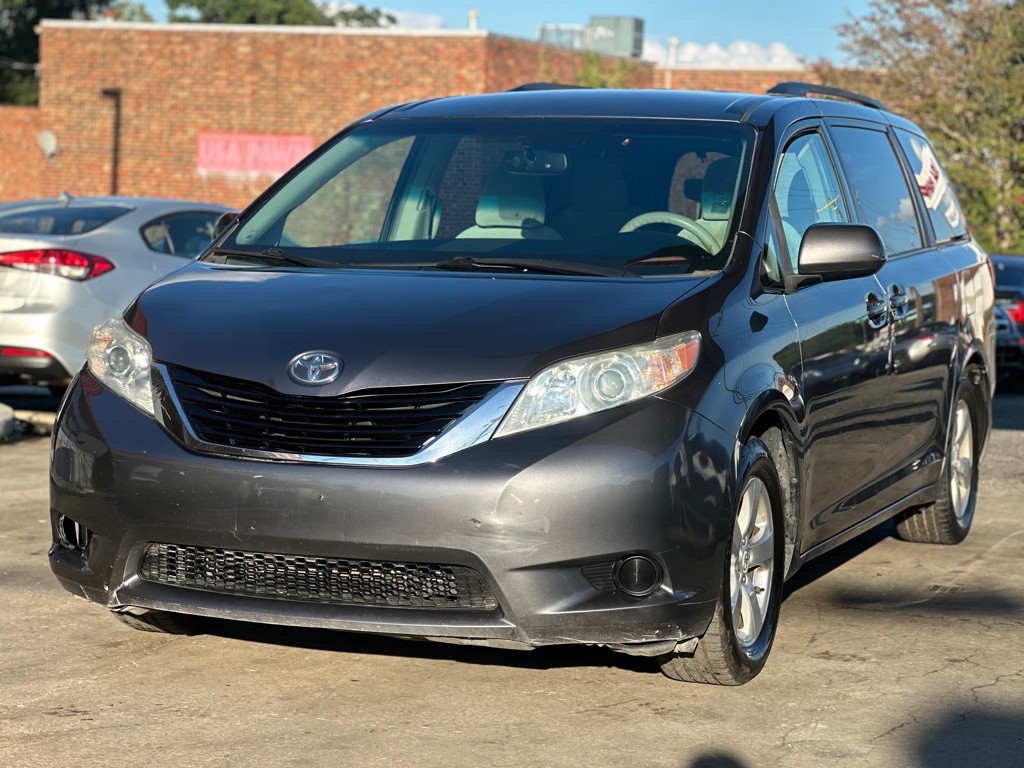 2011 Toyota Sienna Image 3