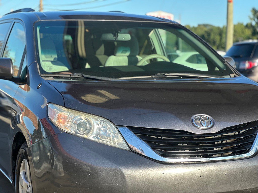 2011 Toyota Sienna Image 4