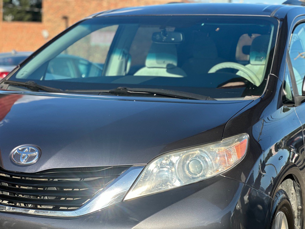 2011 Toyota Sienna Image 5