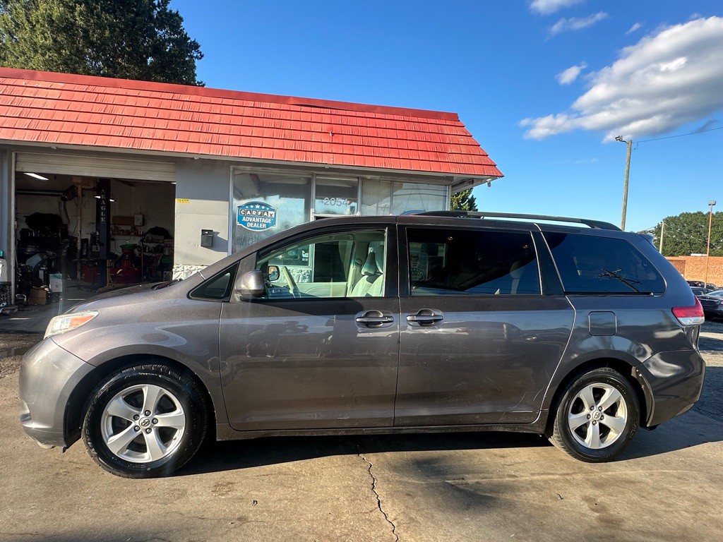 2011 Toyota Sienna Image 7