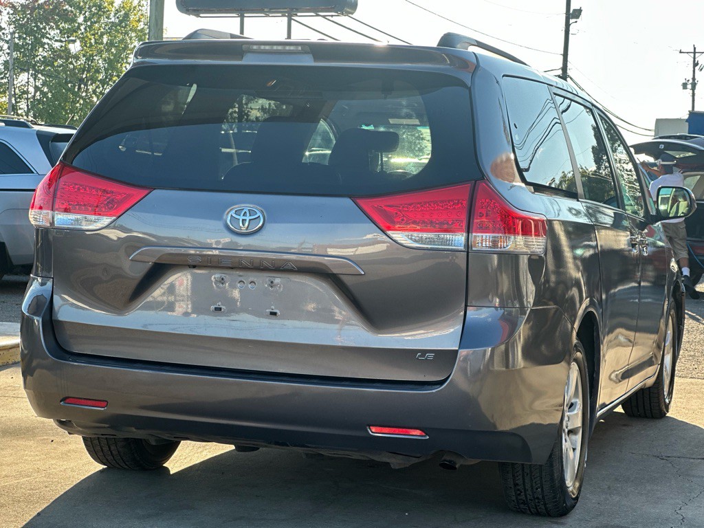 2011 Toyota Sienna Image 11