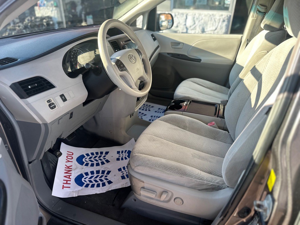 2011 Toyota Sienna Image 14