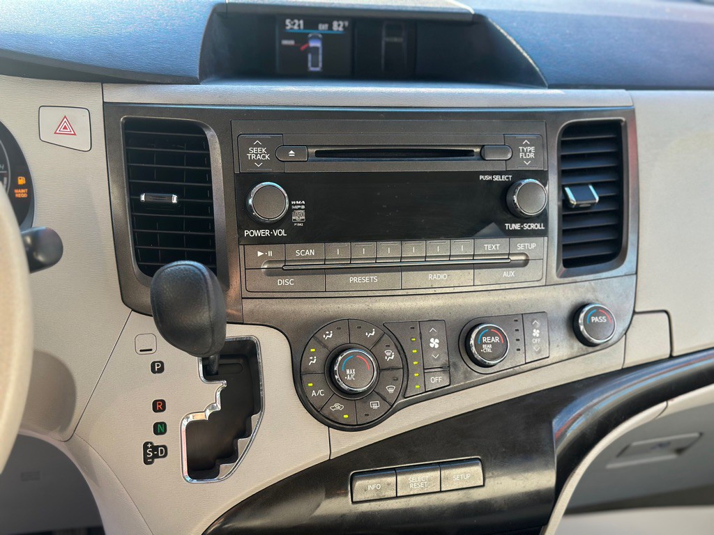 2011 Toyota Sienna Image 16