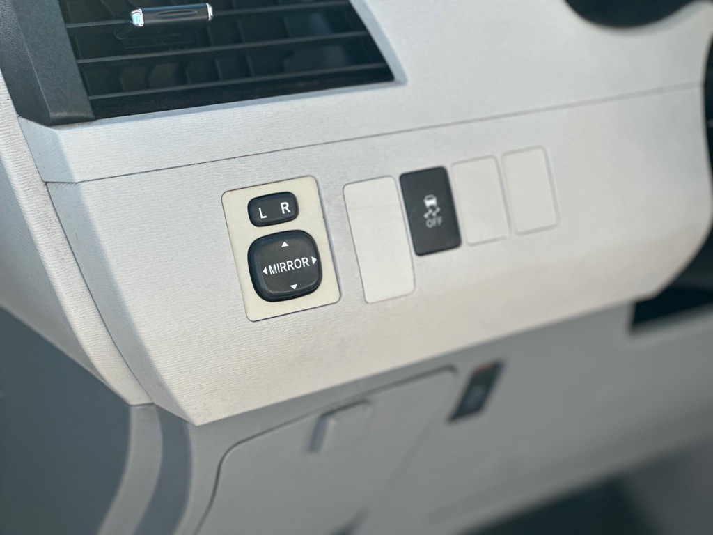 2011 Toyota Sienna Image 17
