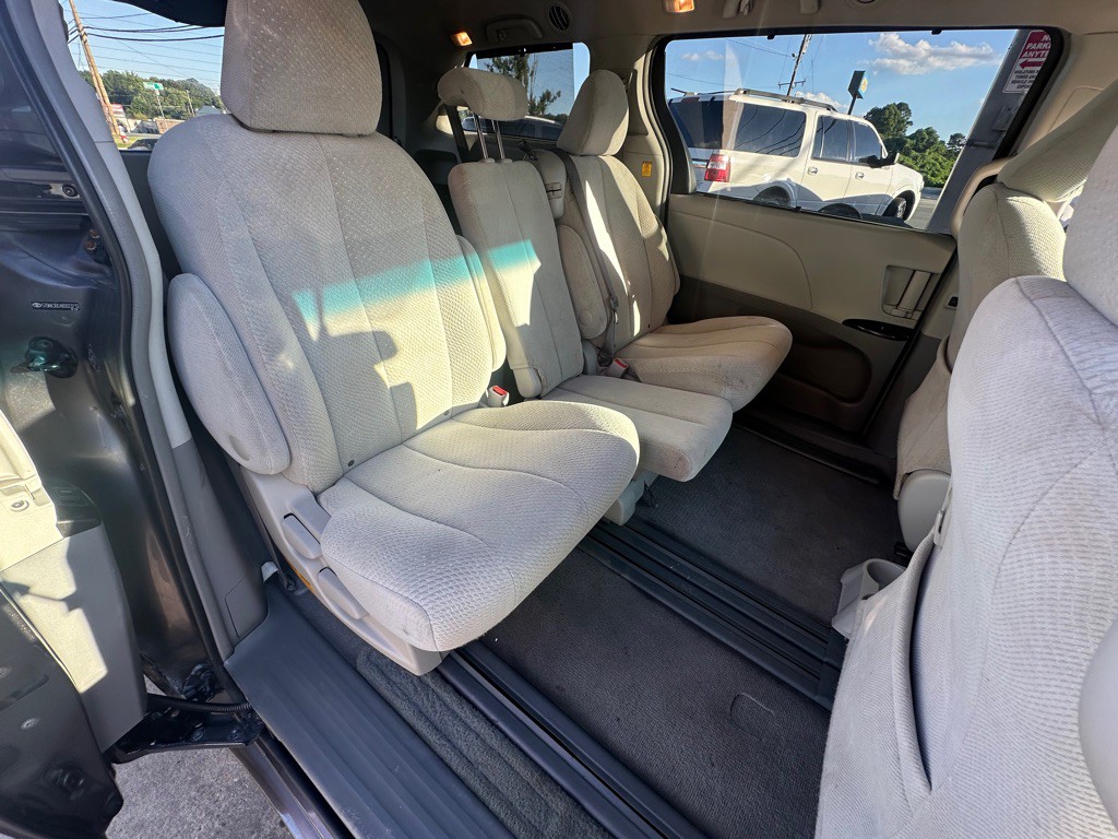 2011 Toyota Sienna Image 19