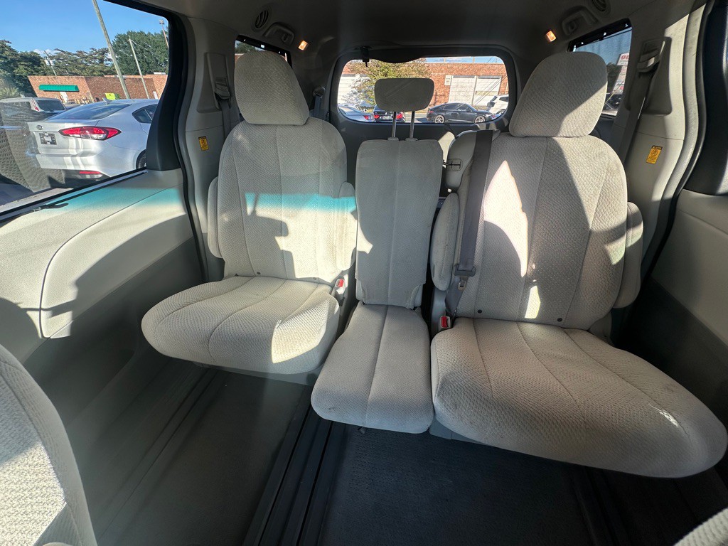 2011 Toyota Sienna Image 20