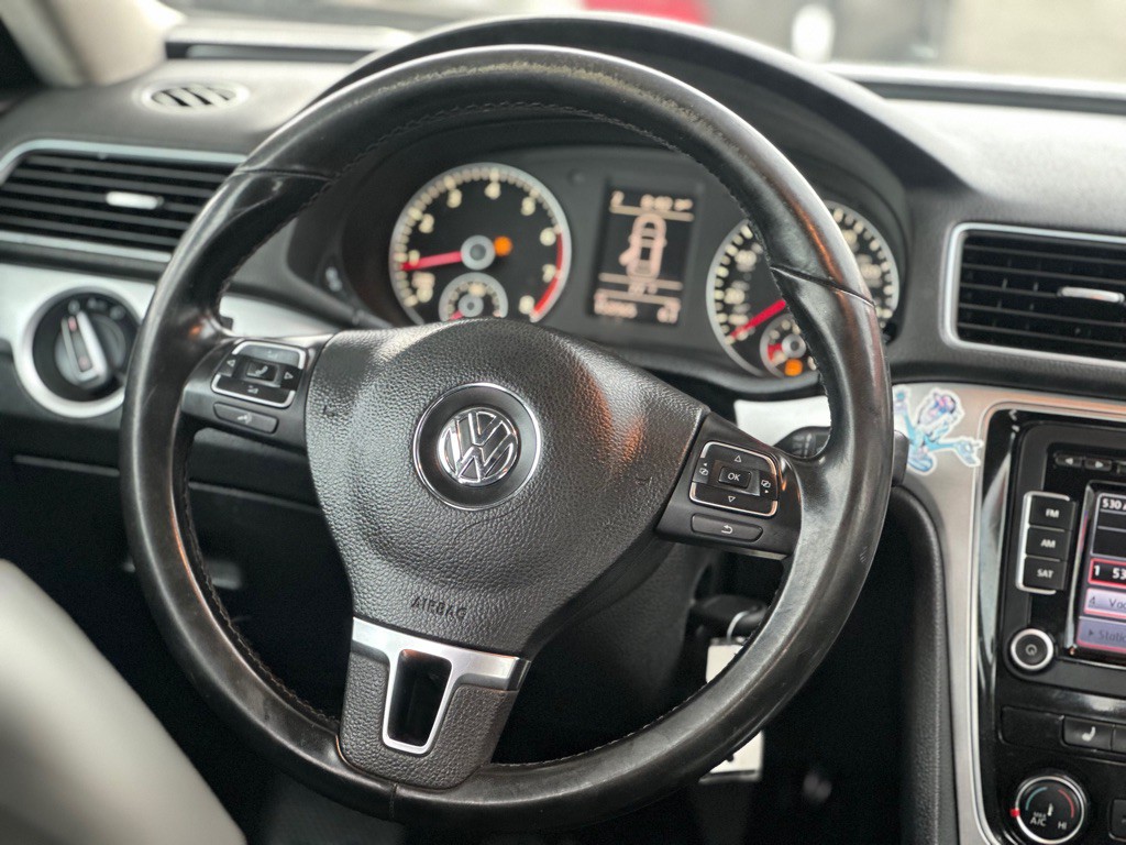 2013 Volkswagen Passat Image 12