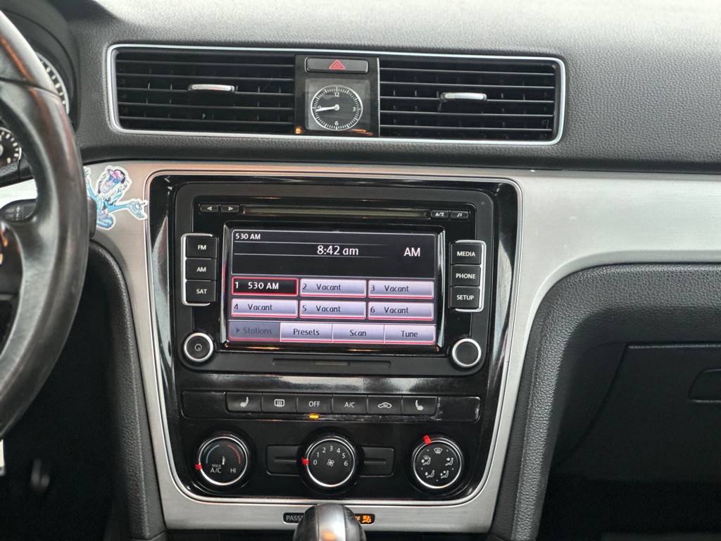 2013 Volkswagen Passat Image 13