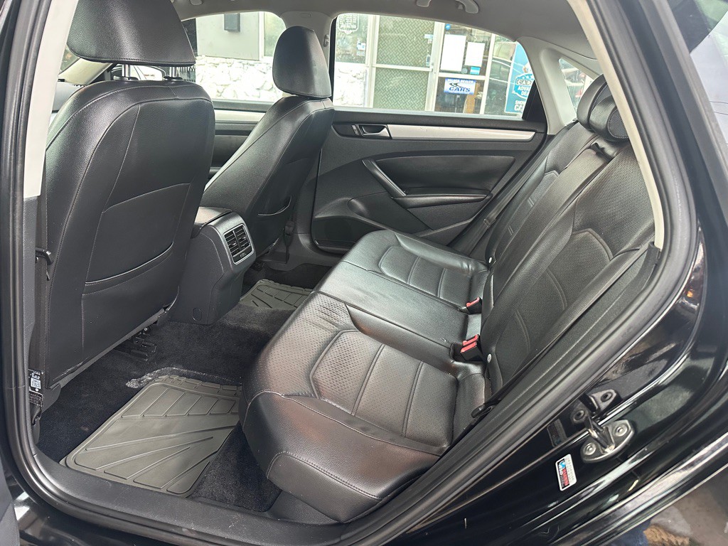2013 Volkswagen Passat Image 17