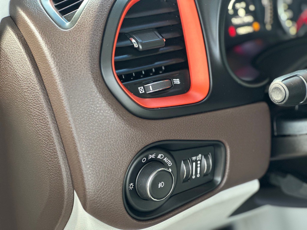 2015 Jeep Renegade Image 16