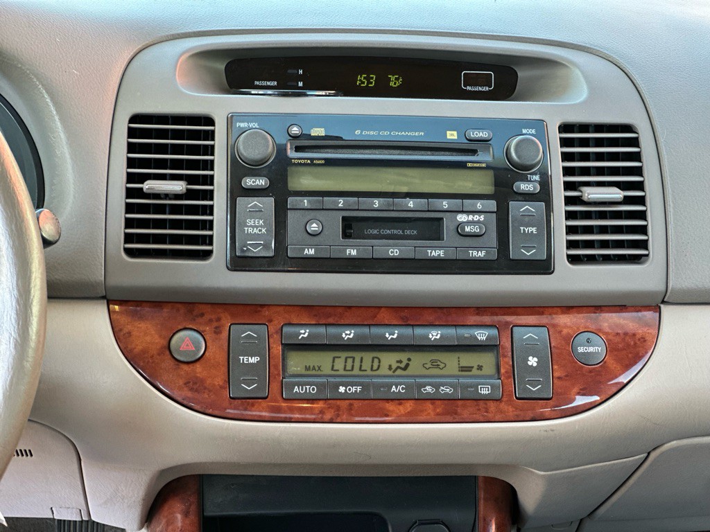 2004 Toyota Camry Image 11