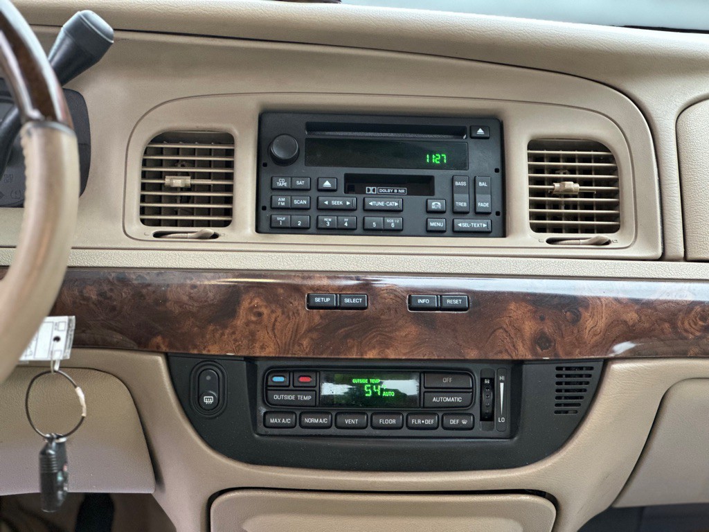 2009 Mercury Grand Marquis Image 14