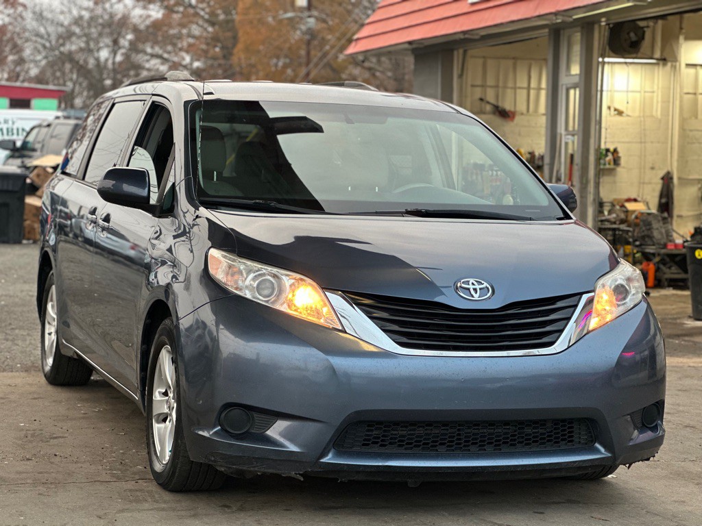 2014 Toyota Sienna Image 1