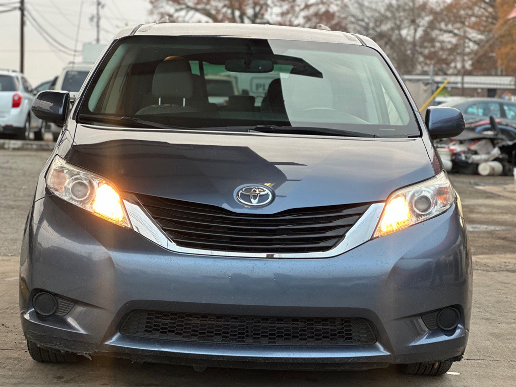 2014 Toyota Sienna Image 2