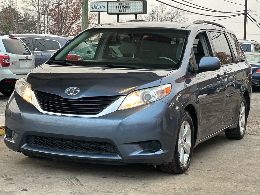 2014 Toyota Sienna Image 3