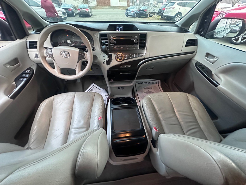 2014 Toyota Sienna Image 9