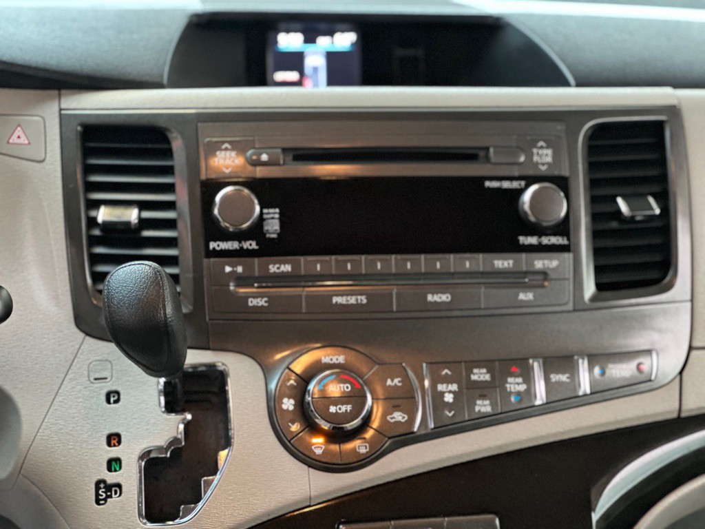 2014 Toyota Sienna Image 11