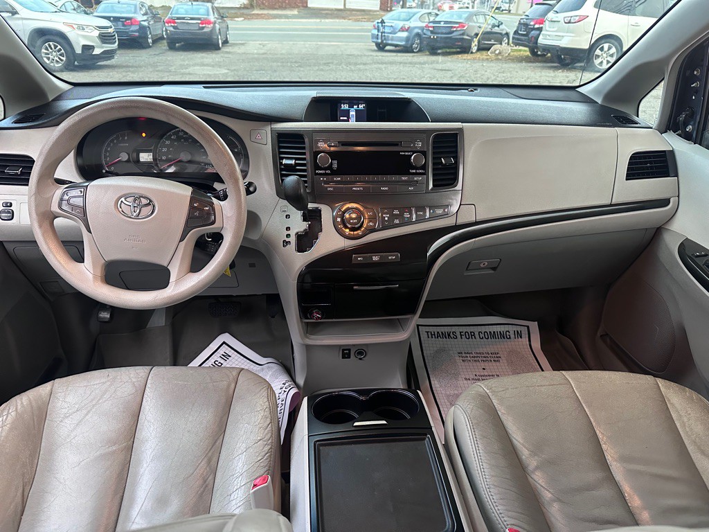 2014 Toyota Sienna Image 12