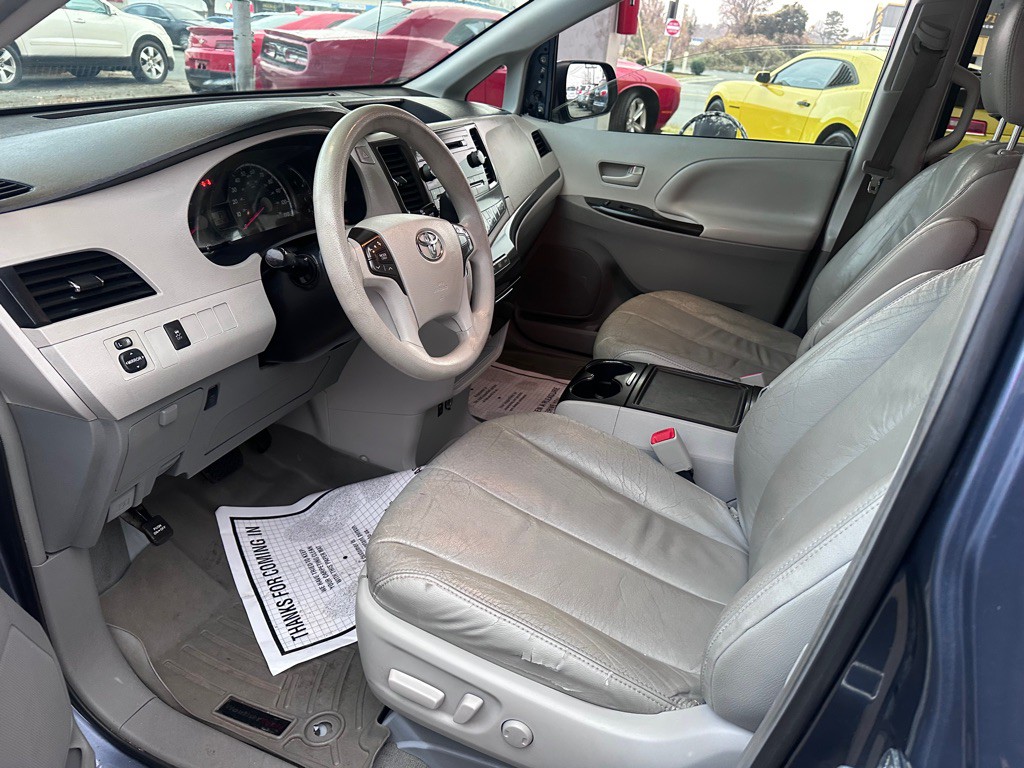 2014 Toyota Sienna Image 13