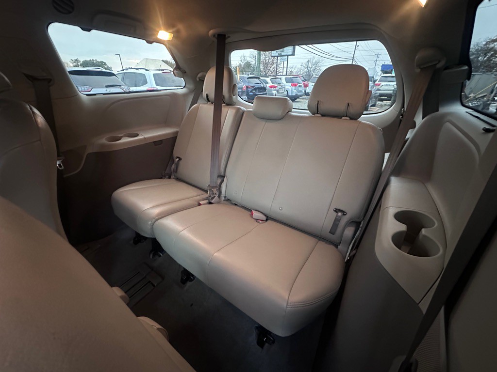 2014 Toyota Sienna Image 18