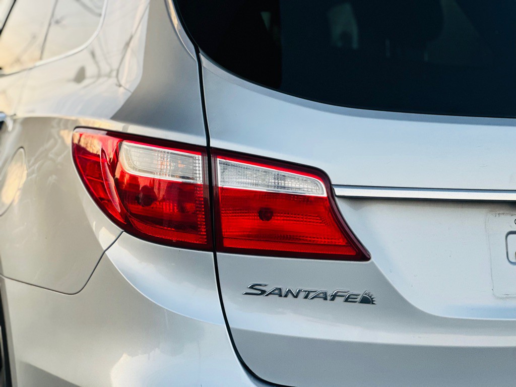 2016 Hyundai Santa Fe Image 11