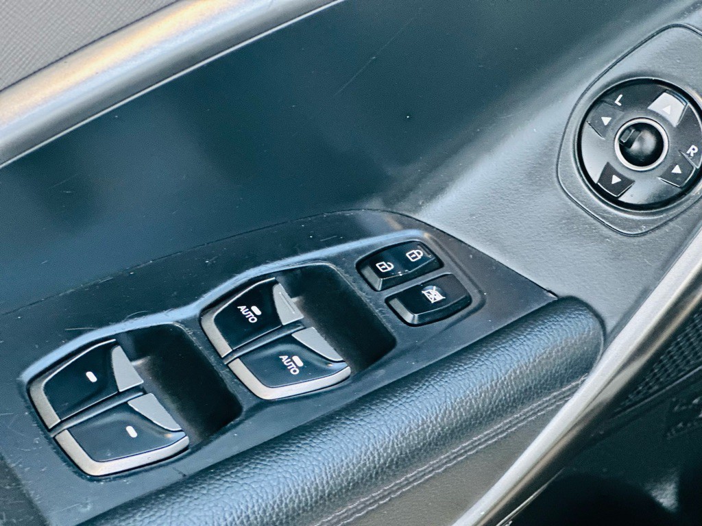 2016 Hyundai Santa Fe Image 18