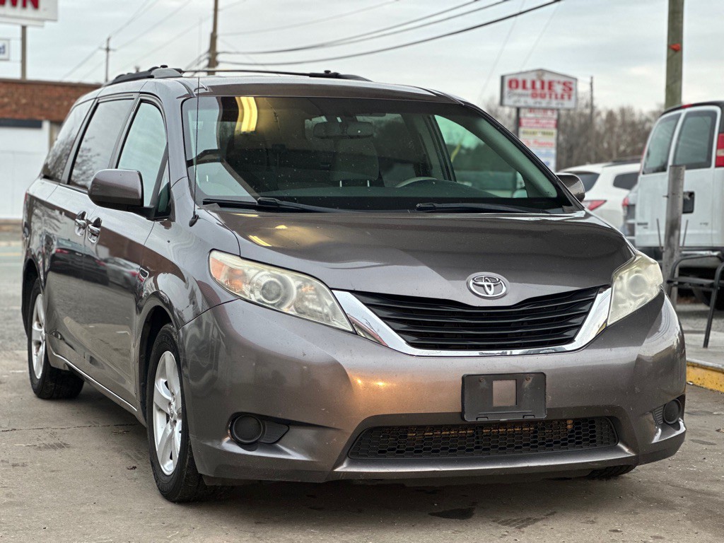 2012 Toyota Sienna Image 1
