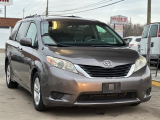 Image for 2012 Toyota Sienna LE ID: 7050398