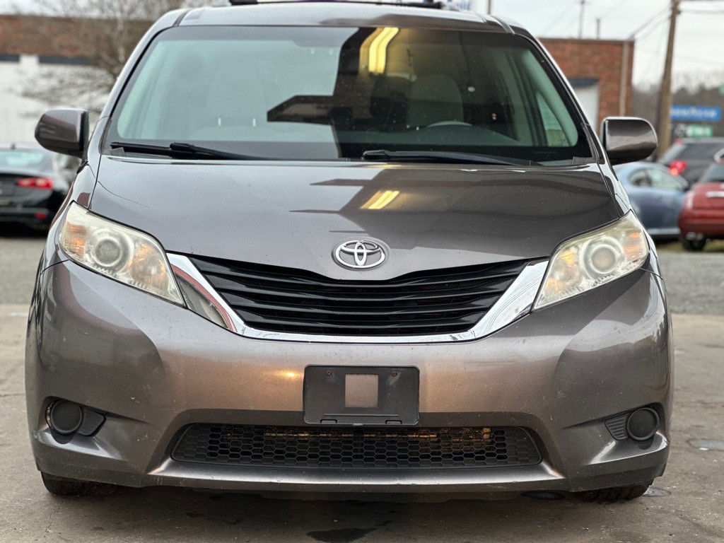 2012 Toyota Sienna Image 2
