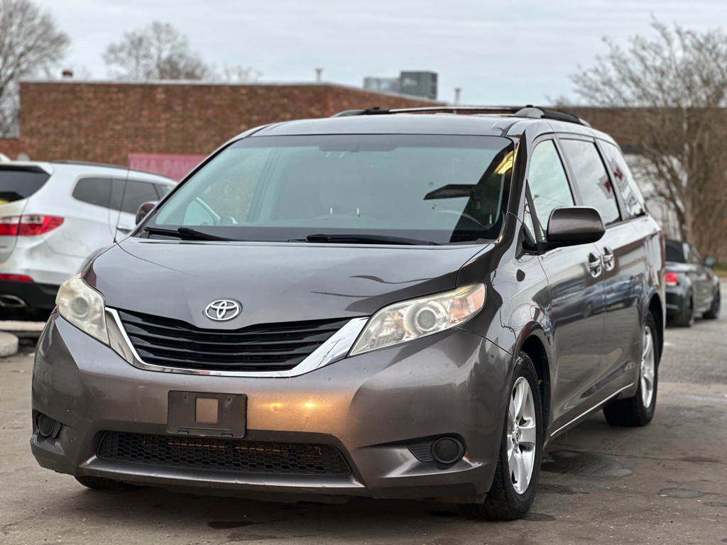 2012 Toyota Sienna Image 3