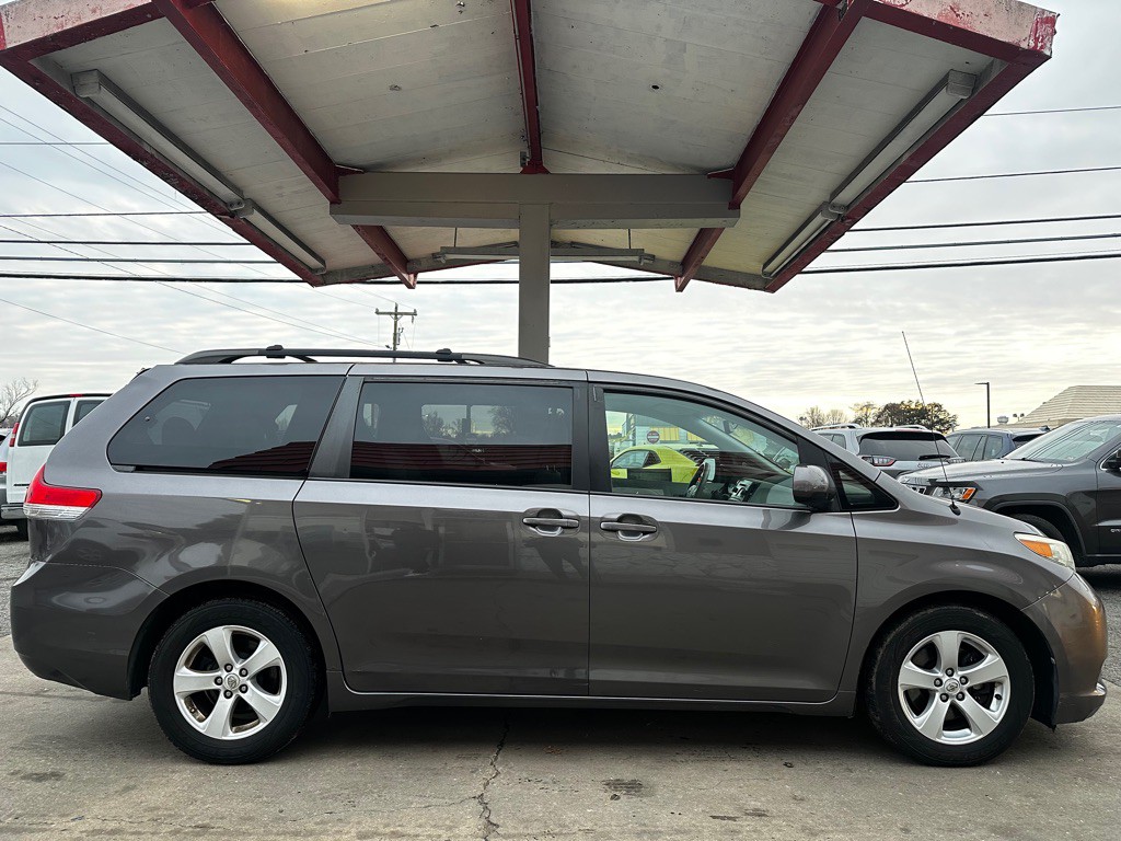 2012 Toyota Sienna Image 5