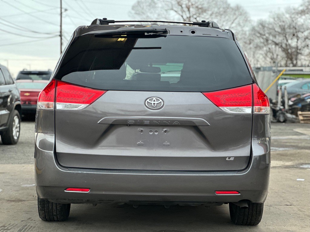2012 Toyota Sienna Image 7