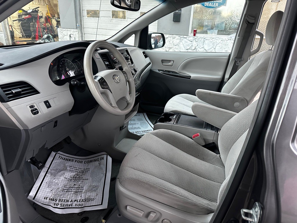 2012 Toyota Sienna Image 10
