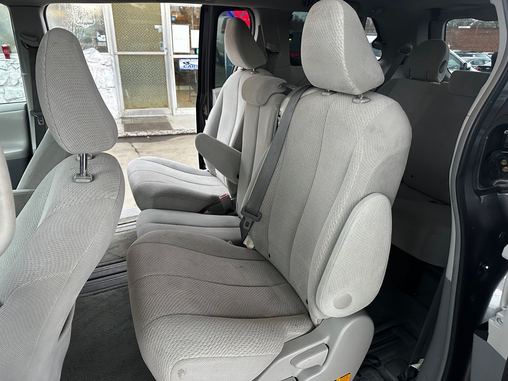2012 Toyota Sienna Image 11