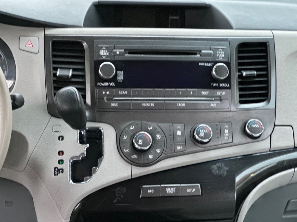 2012 Toyota Sienna Image 12