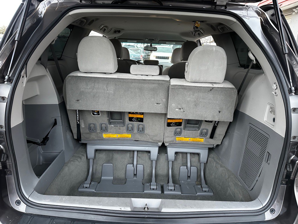 2012 Toyota Sienna Image 14