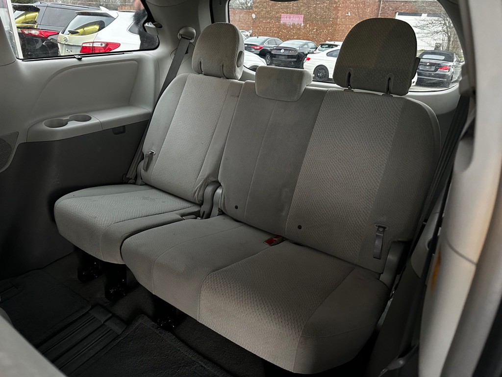2012 Toyota Sienna Image 16