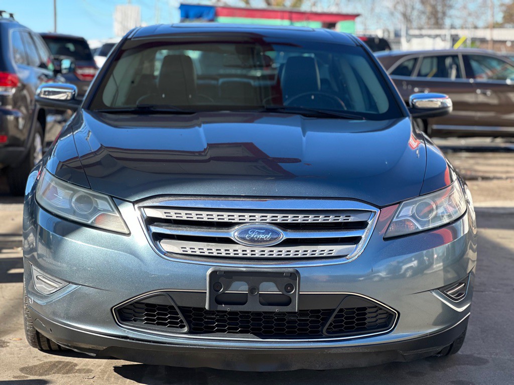 2010 Ford Taurus Image 2