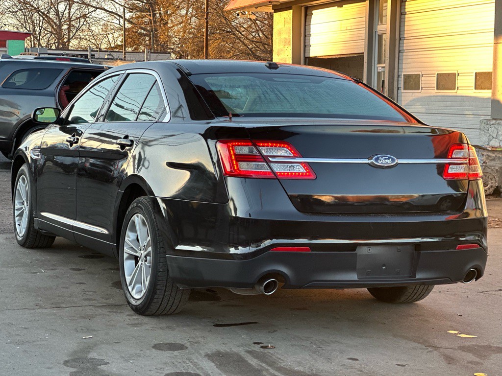 2016 Ford Taurus Image 8