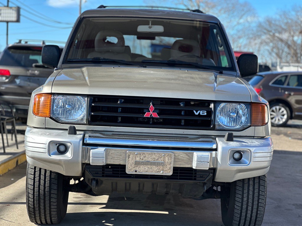 2000 Mitsubishi Montero Image 2